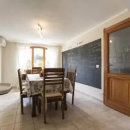 Emanuel: Seaside Retreat With Private Pool *