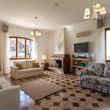 Emanuel: Seaside Retreat With Private Pool *
