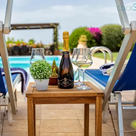 Emanuel: Seaside Retreat With Private Pool *